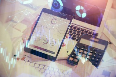 Erkeklerin el ele tutuşup dijital bir cihaz ve ön grafik çizimi kullanırken çift pozlama. Finansal piyasa kavramı.