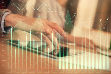Önx grafik çizimine çifte maruz kalma ve kadın ve erkeğin birlikte çalışarak mobil bir cihaz kullanması. Ticaret konsepti.