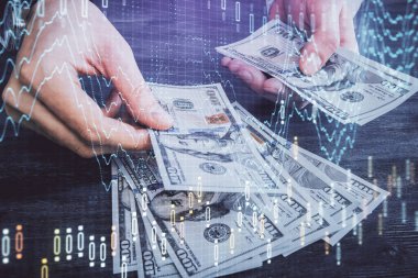 Finansal grafiğe çoklu pozlama hologram, Amerikan dolarları ve insan eli. Analiz kavramı.