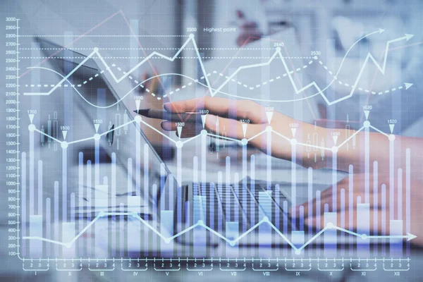コンピュータや金融グラフのホログラム図面に入力する女性の手の複数の露出。株式市場分析の概念. — ストック写真