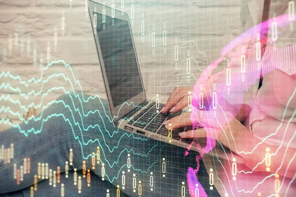 Mehrfachbelichtung von Frauenhänden beim Tippen auf Computer- und Forex-Diagramm-Hologrammzeichnung. Aktienmarktanalysekonzept. — Stockfoto