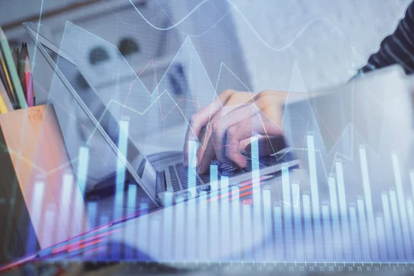 Doble exposición de las manos de la mujer escribiendo en la computadora y el dibujo del holograma gráfico de divisas. Concepto de inversión bursátil. —  Fotos de Stock