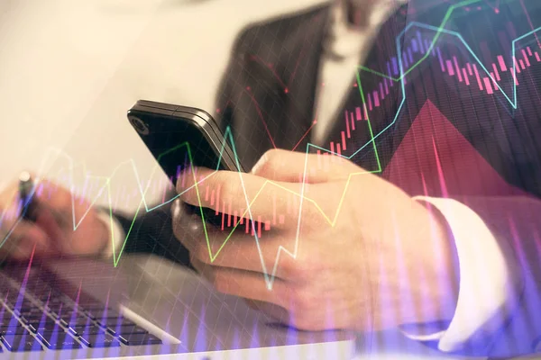 디지털 전화와 프 랙스 그래프를 사용하여 사람들의 손을 잡고 사용하는 다양 한 노출. 금융 시장 개념. — 스톡 사진