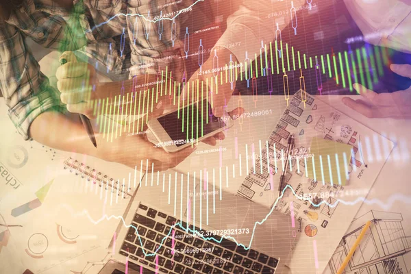 Dupla expozíció a forex gráf rajz és a férfi és nő dolgozik együtt gazdaság és a mobil eszköz. Kereskedelmi koncepció. — Stock Fotó