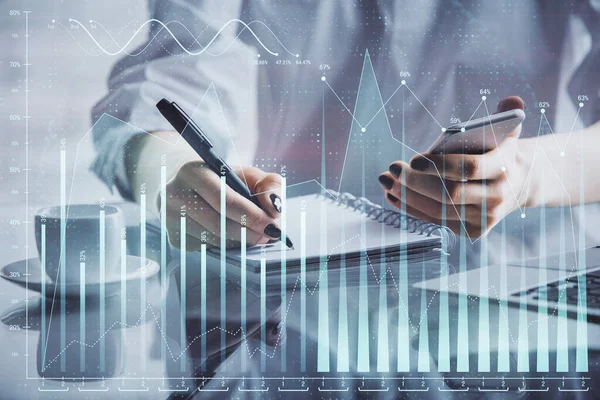 Finansal grafik çizimine çifte maruz kalma hologram ve cep telefonu kullanan bir kadın. Borsa konsepti.