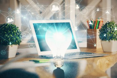 Bilgisayar ofisinde ampul simgesi hologramıyla birlikte. Çifte maruziyet. Fikir kavramı.