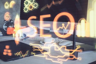 Bilgisayar ve seo çizim hologramı olan çok katmanlı bir tablo. Arama optimizasyon kavramı.