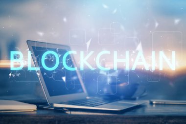 Blockchain temalı holograma ve bilgisayar arkaplanlı masaya çift pozlama. Bitcoin şifreleme para birimi kavramı.