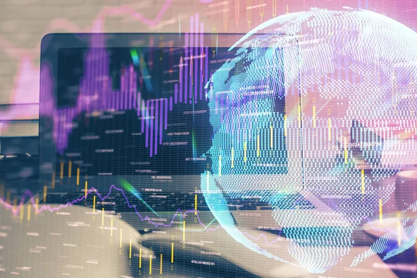 Multi-Exposition von Forex-Graph und Arbeitsraum mit Computer. Konzept des internationalen Online-Handels. — Stockfoto