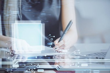 Veri teknolojisi hud 'u ile arka plana el yazıları yazan kadınların çifte pozu. Büyük veri kavramı.