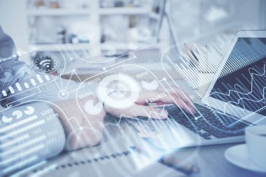 Teknoloji temalı hologramda arka planda çalışan bir adam var. Yüksek teknoloji konsepti. Çift pozlama.