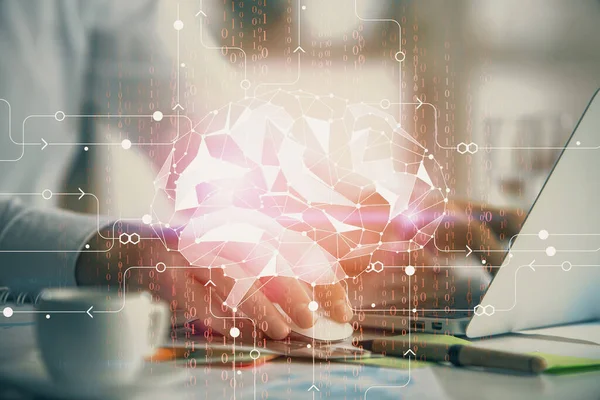 Adam klavyede beyin hologramıyla yazı yazıyor. Büyük Veri Kavramı.