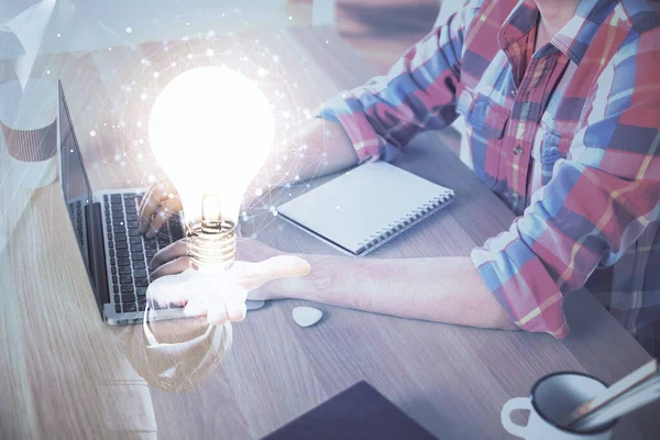 Groeiende pijlen met zakenman werken op de computer op de achtergrond. Succes concept. Dubbele blootstelling. — Stockfoto