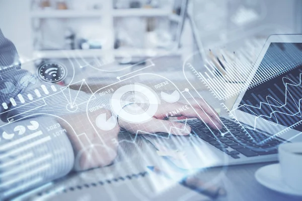 Teknoloji temalı hologramda arka planda çalışan bir adam var. Yüksek teknoloji konsepti. Çift pozlama.