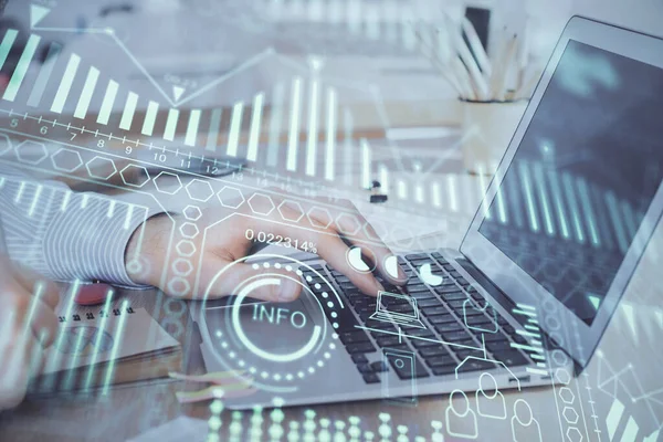 Teknoloji temalı hologramda arka planda çalışan bir adam var. Yüksek teknoloji konsepti. Çift pozlama.