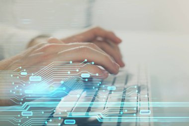 Bilgisayar geçmişi üzerinde çalışan bir adamla çok sayıda teknolojik çizime maruz kalmış. Yenilik kavramı.