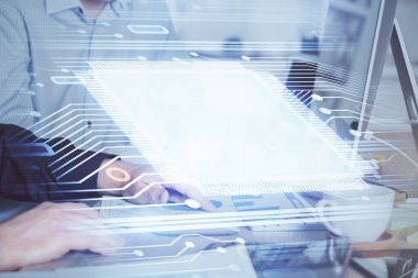 Bilgisayar geçmişi üzerinde çalışan bir adamla teknolojinin hologramına çifte maruz kalma. Büyük veri kavramı.
