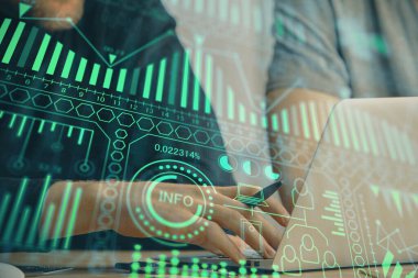 Teknoloji temalı hologramda arka planda çalışan bir adam var. Yüksek teknoloji konsepti. Çoklu pozlama.