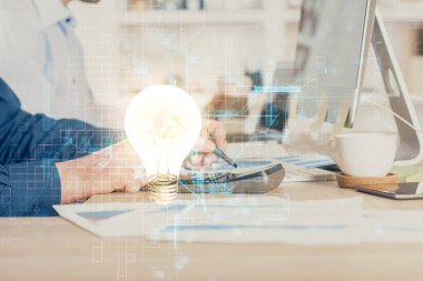 Arkaplanda bilgisayar üzerinde çalışan iş adamıyla birlikte büyüyen oklar. Başarı konsepti. Çift pozlama.