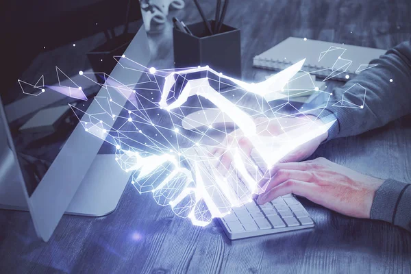 背景にコンピュータ上で働くビジネスマンと握手ホログラム図面。二重露光. — ストック写真