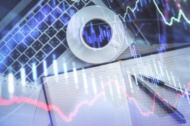 Borsa tablosu ve masa arkasındaki en iyi görüntü bilgisayarı. Çifte maruziyet. Mali analiz kavramı.