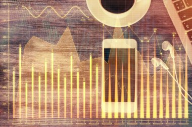 Masaüstünde telefonlu ön x grafik hologramına çift pozlama. Üst Manzara. Mobil ticaret platformu kavramı.