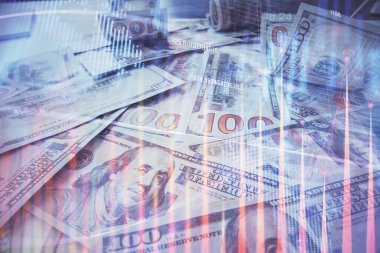 Forx grafiğinin çok sayıda görüntüsü bize dolar banknotları arka planında görünüyor. Finansal başarı piyasası kavramı.