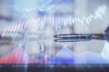 Ofisteki kahve fincanının arka planında iki kat fotograf var. Finansal analiz ve başarı kavramı.