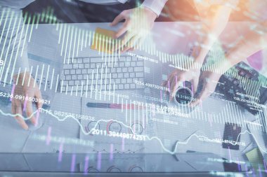 Birlikte çalışan kadın ve erkeğin çifte pozu ve finansal grafik hologramı çizimi. Pazar analizi konsepti. Bilgisayar arkaplanı. Üst Görünüm.