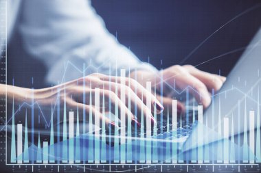 İş kadını ellerinin bilgisayar ve ön x çizelge hologramı çizimlerinde çifte pozlama. Mali analiz kavramı.