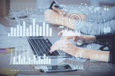 Bilgisayarda ve finansal grafik hologramında yazı yazan kadın ellerine çok maruz kalmış. Borsa analizi kavramı.