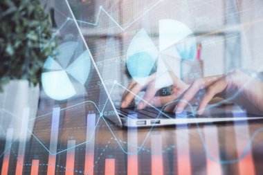 Bilgisayarda ve ön x grafik hologram çiziminde kadın eli yazarken çift pozlama. Borsa yatırım kavramı.