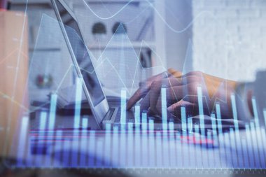 Bilgisayarda ve ön x grafik hologram çiziminde kadın eli yazarken çift pozlama. Borsa yatırım kavramı.