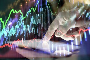 Erkeklerin el ele tutuşup dijital bir cihaz ve ön grafik çizimi kullanırken çift pozlama. Finansal piyasa kavramı.