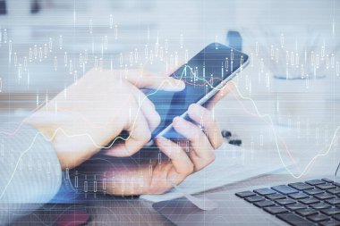 Erkeklerin el ele tutuşup dijital bir cihaz ve ön grafik çizimi kullanırken çift pozlama. Finansal piyasa kavramı.