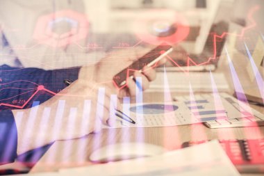 Erkeklerin el ele tutuşup dijital bir cihaz ve ön grafik çizimi kullanırken çift pozlama. Finansal piyasa kavramı.