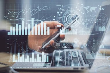 Bir adamın elini tutarken ve bir telefon ve finansal grafik çizimi kullanırken çift pozlama. Analiz kavramı.