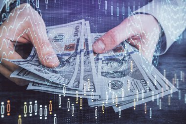 Finansal grafiğe çoklu pozlama hologram, Amerikan dolarları ve insan eli. Analiz kavramı.