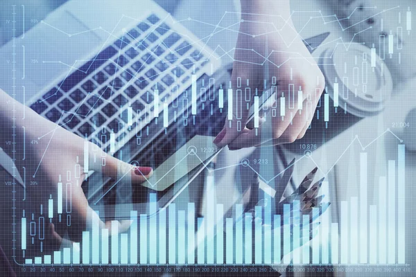 Dupla expozíció az üzletasszony kezek gépelés a számítógép és a pénzügyi grafikon hologram rajz. A tőzsdei elemzés koncepciója. — Stock Fotó