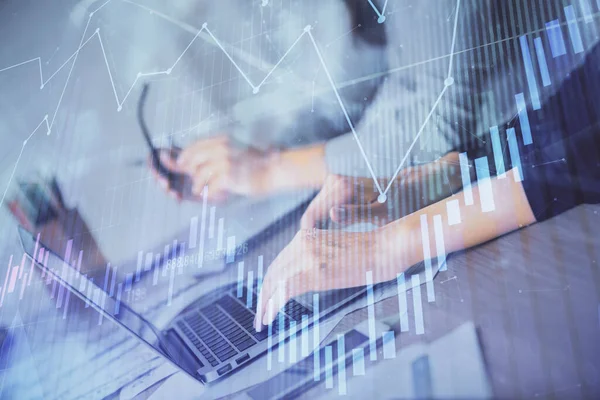 Multi exposición de las manos de la mujer escribiendo en el dibujo del holograma de la computadora y de la carta financiera. Concepto de análisis bursátil. — Foto de Stock