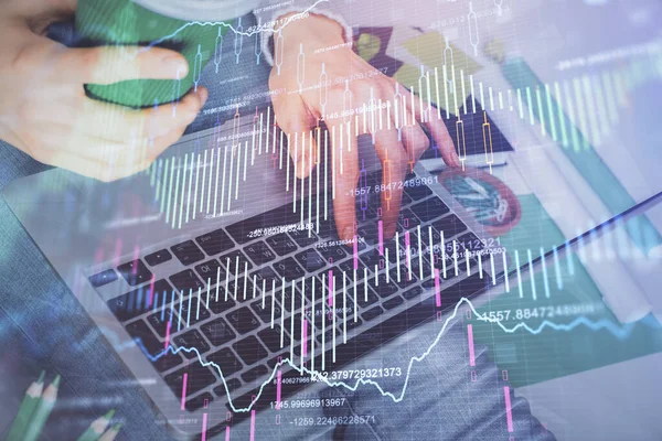 Doppia esposizione delle mani della donna che scrivono sul disegno dell'ologramma del grafico del forex e del computer. Concetto di investimento in borsa. — Foto Stock