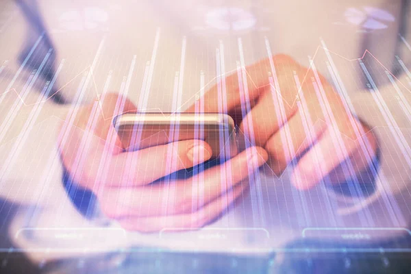 Multi exponering av män händer som håller och använder en digital telefon och forex diagram ritning. Begreppet finansmarknad. — Stockfoto