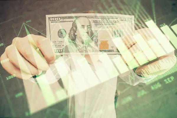 外国為替グラフ描画ホログラムと米ドル紙幣と男の手の複数の露出。技術分析の概念. — ストック写真