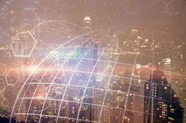 Şehir görünümünde harita ve veri temalı hologram ile gökdelenler arka planda çift pozlama. İş kavramında uluslararası teknoloji.