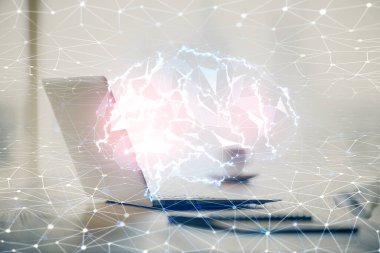 Bilgisayar ve beyin hologram çizerken masaüstüne çifte maruz kalma. Yapay zeka kavramı.