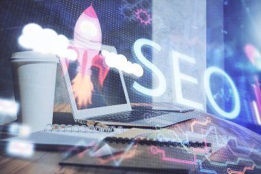 Bilgisayar ve seo çizim hologramı olan çok katmanlı bir tablo. Arama optimizasyon kavramı.