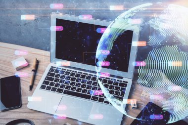 Bilgisayarlı ve dünya haritalı hologramlı çok katlı bir tablo. Uluslararası veri ağı kavramı.