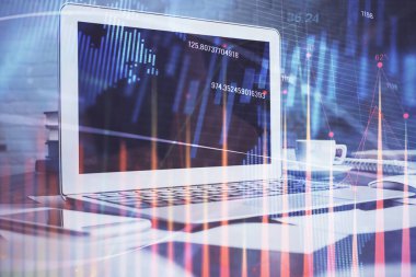 Masası ve kişisel bilgisayarı olan borsa grafiği. Çifte maruziyet. Mali analiz kavramı.