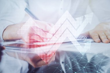 Yaratıcı işleri olan bir iş adamı. İnsanların arka planında yukarı doğru ok atıyor. Finansal büyüme kavramı. Çift pozlama