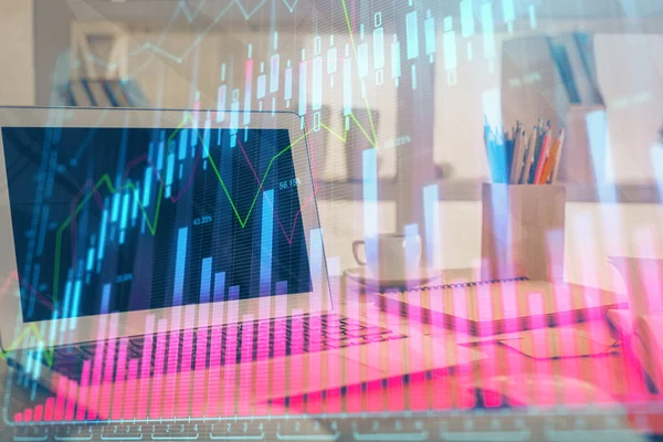 Desenho gráfico financeiro e tabela com computador em segundo plano. Dupla exposição. Conceito de mercados internacionais. — Fotografia de Stock